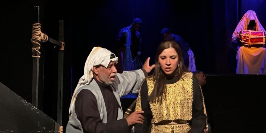 المخرج يسد فراغ غياب ممثل بمسرحية الأحساء