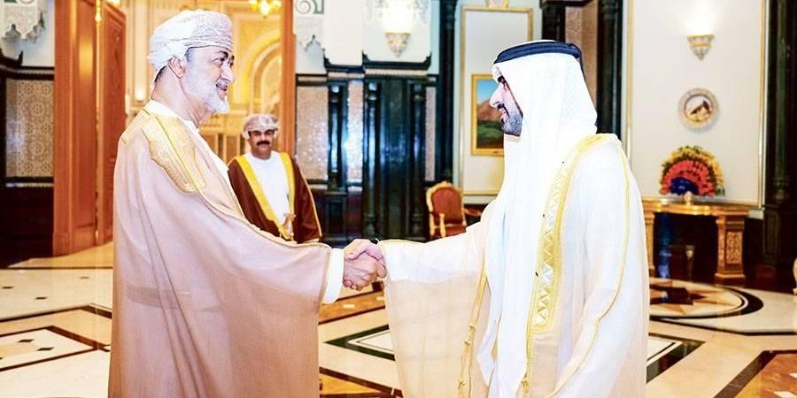 هيثم بن طارق وحمدان بن محمد يستعرضان العلاقات