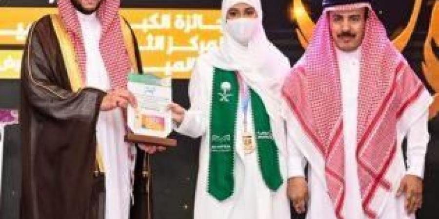 مُحافظ الطائف يُكرِّم الطالبة "لمياء النفيعي" لتحقيقها المركز ال 3 عالميًا في معرض "آيسف 2025"