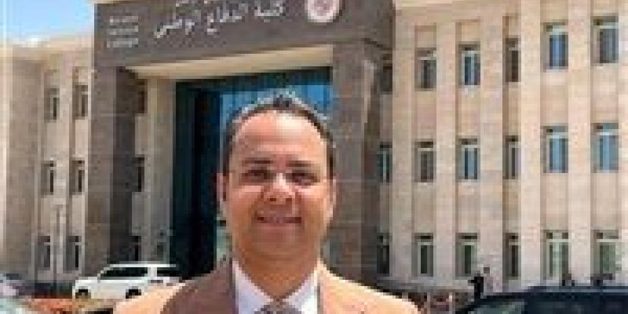 صور .. «ممثل الشباب والرياضة» يحصل على زمالة كلية الدفاع الوطني