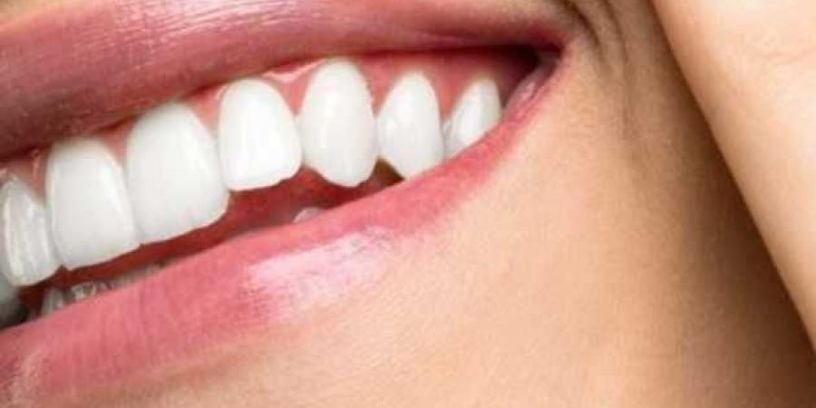 طرق طبيعية لتفتيح الأسنان