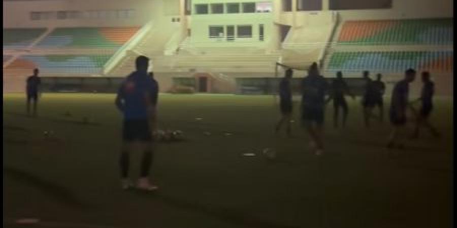منتخب الأردن يتدرب رغم انقطاع الكهرباء