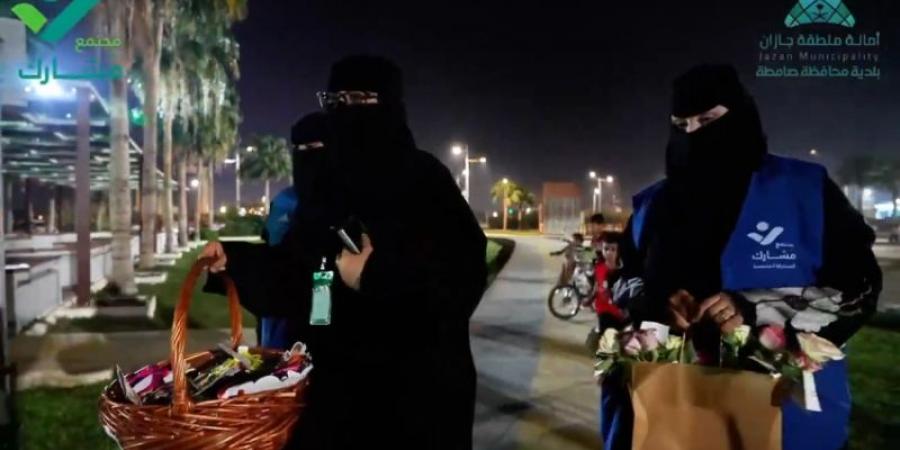 عيدكم فرحة في صامطة بالورود والهدايا