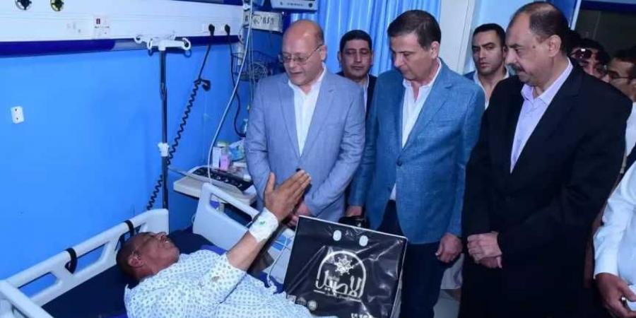 وزير الزراعة يزور مسئول حماية الأراضي المصاب بمستشفى سوهاج الجامعي