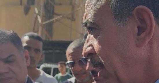 محافظ سوهاج يوفّر كشكاً بديلاً للبائعة المزالة فرشها